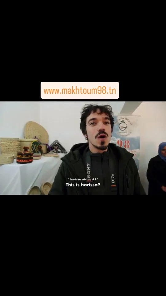 Comme on dit, "Chaque saveur raconte une histoire"...
Aujourd’hui, un groupe de jeunes venus de Grèce 🇬🇷 a plongé dans une expérience authentique chez Makhtoum, au cœur du sud tunisien !
Dès la première bouchée… leurs yeux pétillaient et leurs visages s’illuminaient d’émotion devant la pureté des goûts et la richesse des traditions !

✨ Ce qu’ils ont découvert ?
🌶 Une harissa diari au piquant artisanal
🍯 Une huile d’olive des montagnes, pure et dorée
🍇 Des figues séchées, au goût du patrimoine
🥣 Une bsissa aux notes d’un autre temps

Et bien plus encore… des produits qui racontent l’histoire d’un terroir et l’âme d’un peuple.

🎥 Regardez la vidéo et vivez cette aventure avec eux !
📍 Envie de goûter l’authenticité ? Visitez-nous chez Makhtoum… et laissez votre propre histoire commencer.

#AvecMakhtoumLeTerroirPrendVie
#discovertunisia #dahar #makhtoum #gastronomie #produitlocal #tunisieauthentique